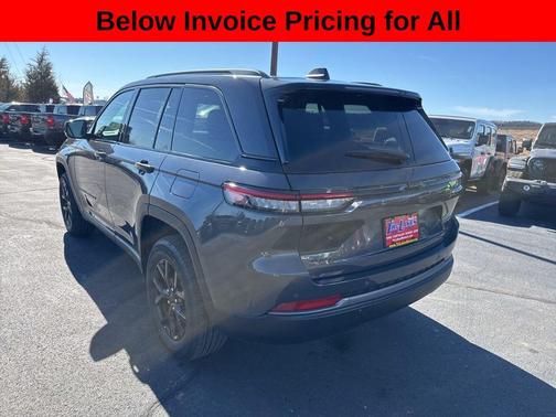 Baltic Gray Metallic Clearcoat 2026 Jeep Grand Cherokee Altitude