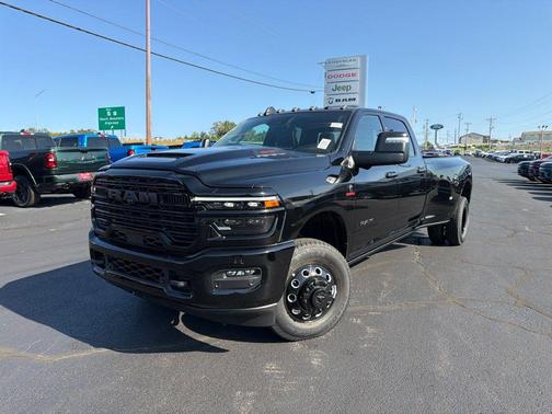 Diamond Black Crystal Pearlcoat 2026 RAM 3500 Laramie Crew Cab 4x4 8' Box