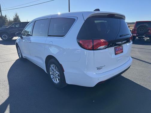 2026 Chrysler Voyager LX