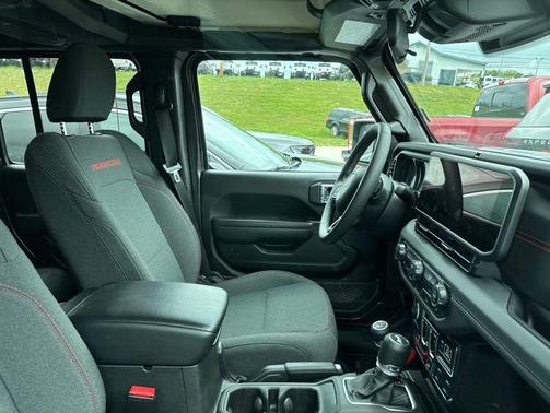 Granite Crystal Metallic Clearcoat 2025 Jeep Wrangler Rubicon