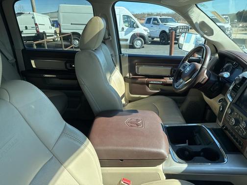 2018 RAM 2500 Laramie Crew Cab 4x4 6'4' Box