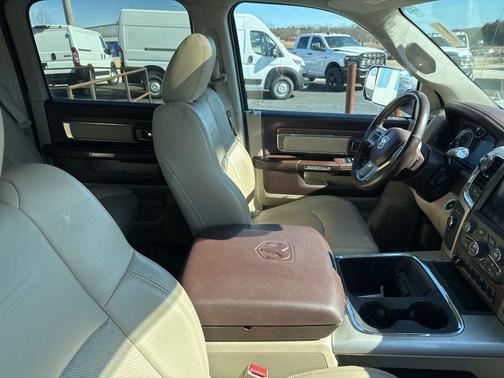 2018 RAM 2500 Laramie Crew Cab 4x4 6'4' Box