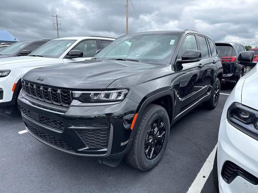 Diamond Black Crystal Pearlcoat 2026 Jeep Grand Cherokee Altitude