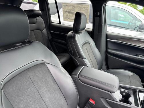Diamond Black Crystal Pearlcoat 2026 Jeep Grand Cherokee Altitude