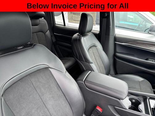 Diamond Black Crystal Pearlcoat 2026 Jeep Grand Cherokee Altitude