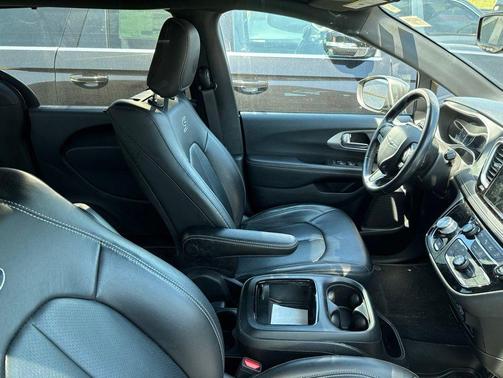 Granite Crystal Metallic Clearcoat 2021 Chrysler Pacifica Touring L