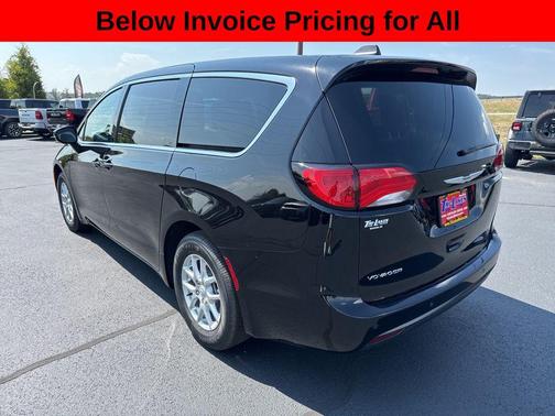 Diamond Black Crystal Pearlcoat 2026 Chrysler Voyager LX