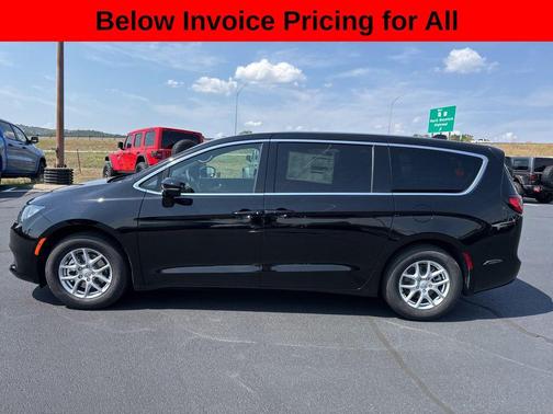 Diamond Black Crystal Pearlcoat 2026 Chrysler Voyager LX