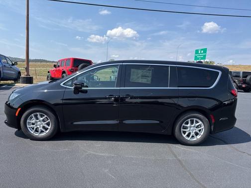 2026 Chrysler Voyager LX