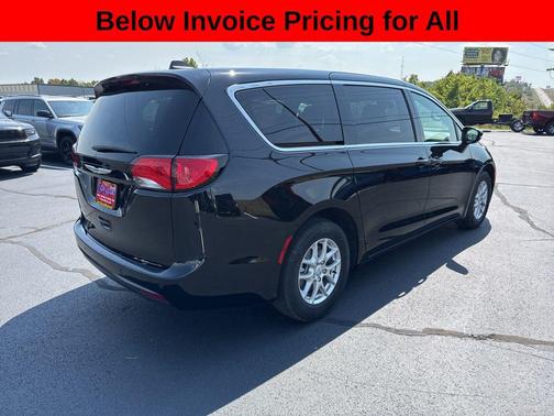 Diamond Black Crystal Pearlcoat 2026 Chrysler Voyager LX