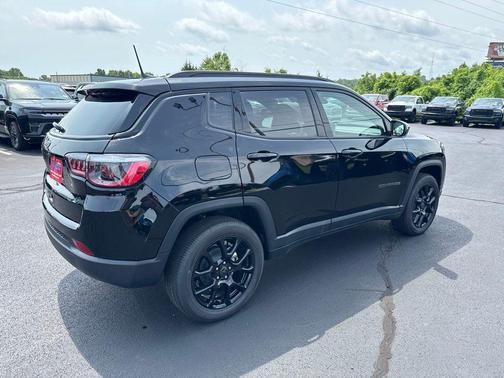 Diamond Black Crystal Pearlcoat 2026 Jeep Compass Latitude