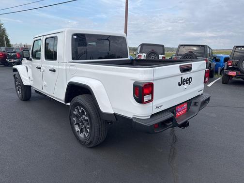 Bright White Clearcoat 2026 Jeep Gladiator Sahara 4x4