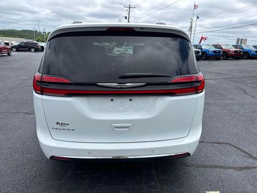 Bright White Clearcoat 2021 Chrysler Pacifica Touring L