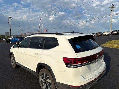 Deep Black Pearl 2025 Volkswagen Atlas 2.0T SE w/Technology 4MOTION