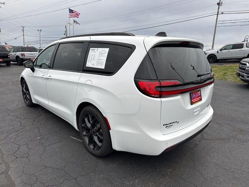 Bright White Clearcoat 2025 Chrysler Pacifica Limited