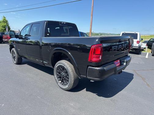Diamond Black Crystal Pearlcoat 2026 RAM 2500 Limited Crew Cab 4x4 6'4' Box