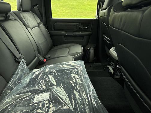 Diamond Black Crystal Pearlcoat 2026 RAM 2500 Limited Crew Cab 4x4 6'4' Box