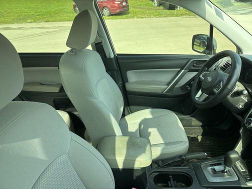 Crystal White Pearl 2017 Subaru Forester 2.5i Premium