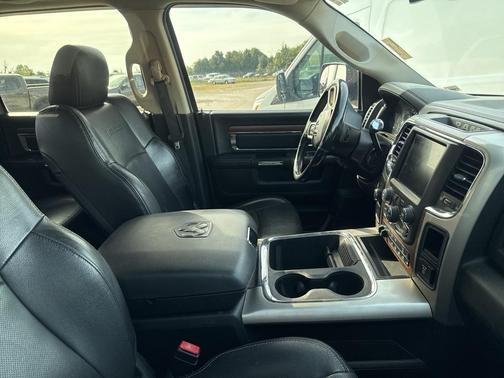 2017 RAM 2500 Laramie Crew Cab 4x4 6'4' Box