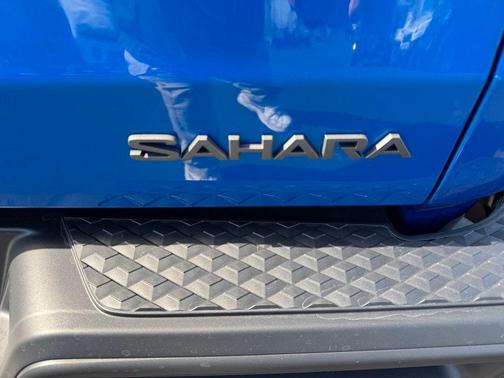 Hydro Blue Pearlcoat 2026 Jeep Gladiator Sahara 4x4