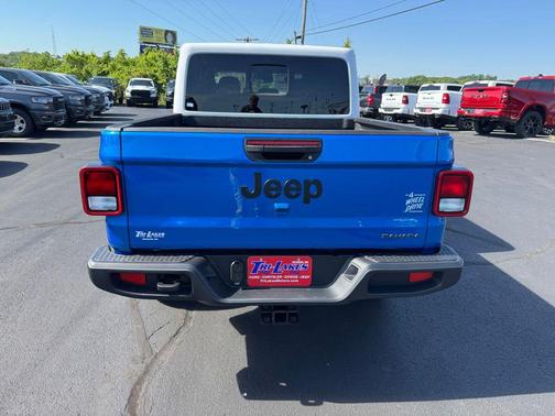 Hydro Blue Pearlcoat 2026 Jeep Gladiator Sahara 4x4
