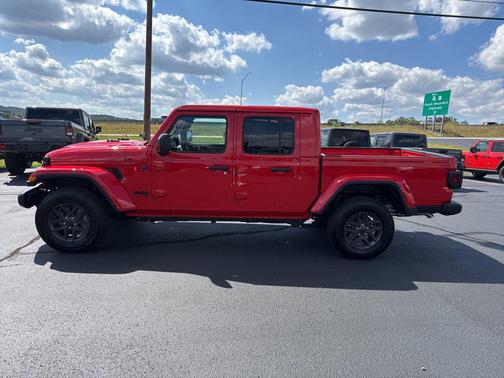 Firecracker Red Clearcoat 2025 Jeep Gladiator Sport S