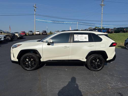 2022 Toyota RAV4 Hybrid SE