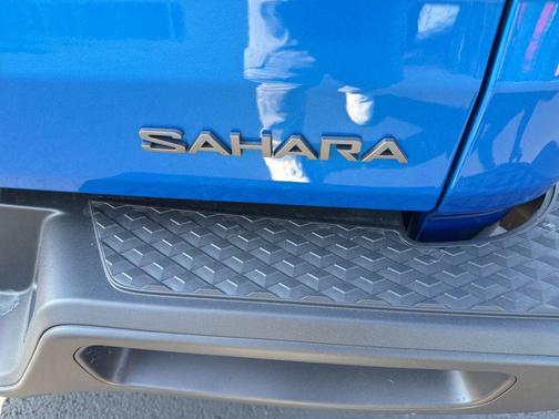 Hydro Blue Pearlcoat 2026 Jeep Gladiator Sahara 4x4