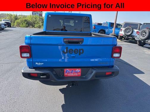 Hydro Blue Pearlcoat 2026 Jeep Gladiator Sahara 4x4