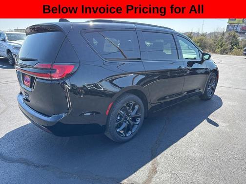 Diamond Black Crystal Pearlcoat 2026 Chrysler Pacifica L