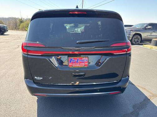 Diamond Black Crystal Pearlcoat 2026 Chrysler Pacifica L