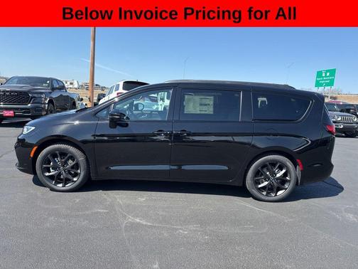 Diamond Black Crystal Pearlcoat 2026 Chrysler Pacifica L