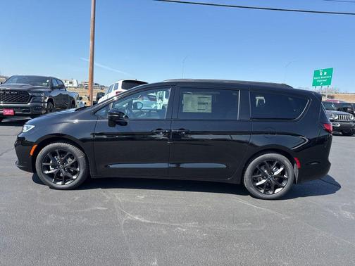 Diamond Black Crystal Pearlcoat 2026 Chrysler Pacifica L