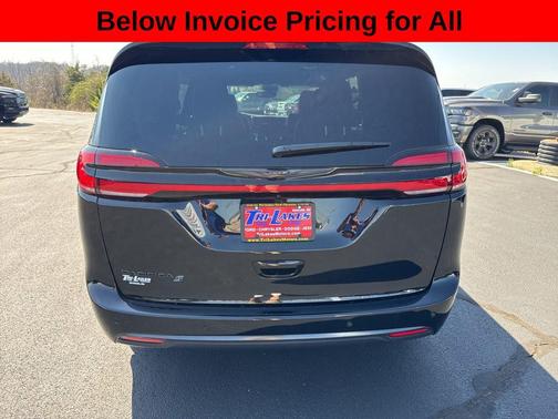 Diamond Black Crystal Pearlcoat 2026 Chrysler Pacifica L