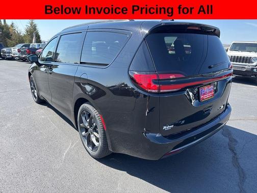 Diamond Black Crystal Pearlcoat 2026 Chrysler Pacifica L