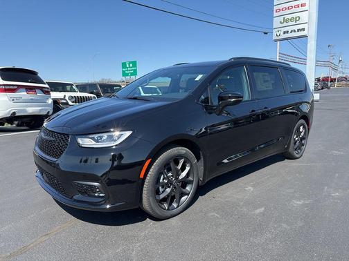 Diamond Black Crystal Pearlcoat 2026 Chrysler Pacifica L