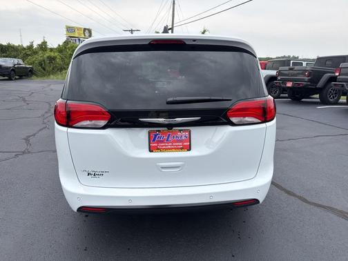 2026 Chrysler Voyager LX