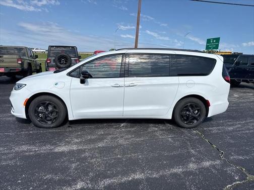 2025 Chrysler Pacifica Hybrid Premium S Appearance Pkg