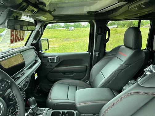 Black Clearcoat 2026 Jeep Gladiator Rubicon