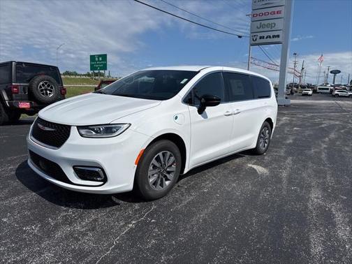 2025 Chrysler Pacifica Hybrid Select