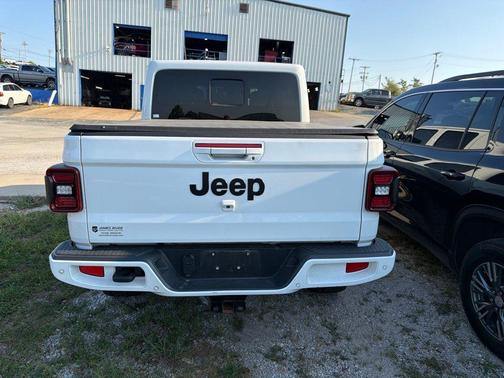 Bright White Clearcoat 2023 Jeep Gladiator Overland