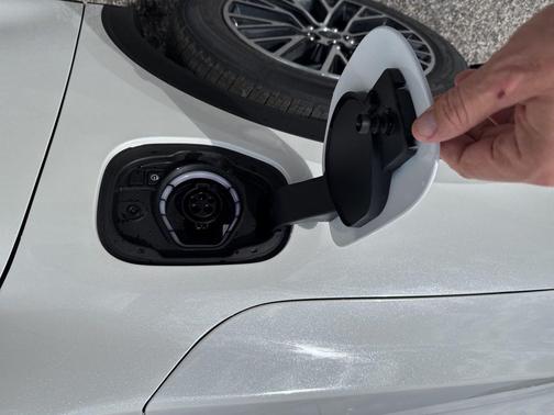 STAR WHITE METALLIC TRI-COAT 2025 Ford Escape PHEV SE