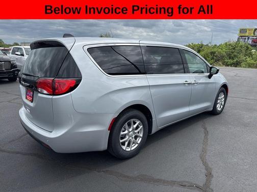 Silver Mist Clearcoat 2026 Chrysler Voyager LX