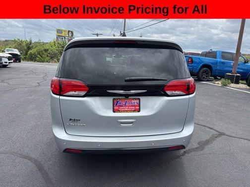 Silver Mist Clearcoat 2026 Chrysler Voyager LX