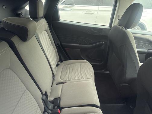OXFORD WHITE 2022 Ford Escape SE