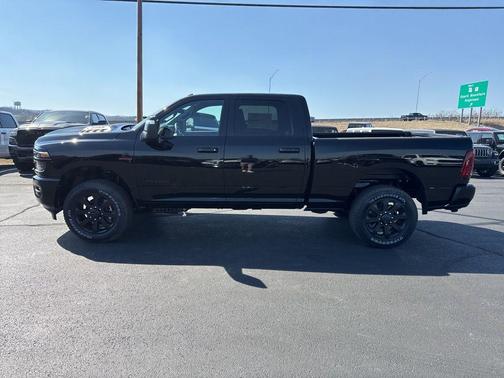 Diamond Black Crystal Pearlcoat 2026 RAM 2500 Laramie Crew Cab 4x4 6'4' Box