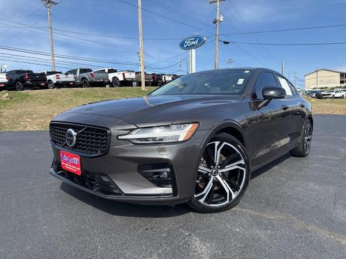 2023 Volvo S60 B5 Plus Dark Theme