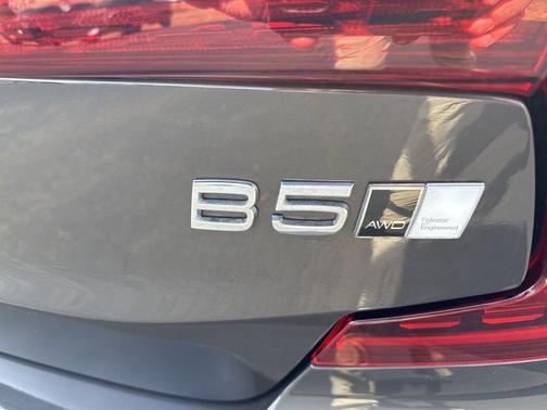 2023 Volvo S60 B5 Plus Dark Theme