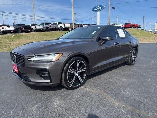 2023 Volvo S60 B5 Plus Dark Theme