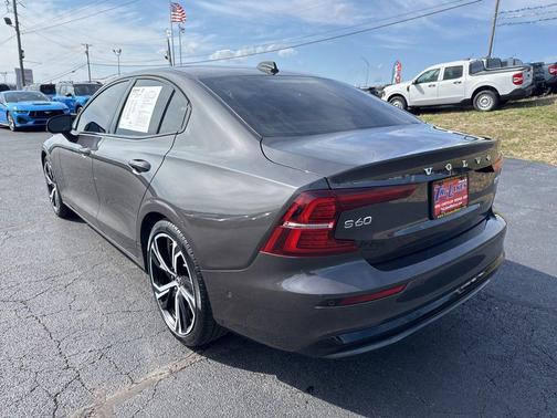 2023 Volvo S60 B5 Plus Dark Theme